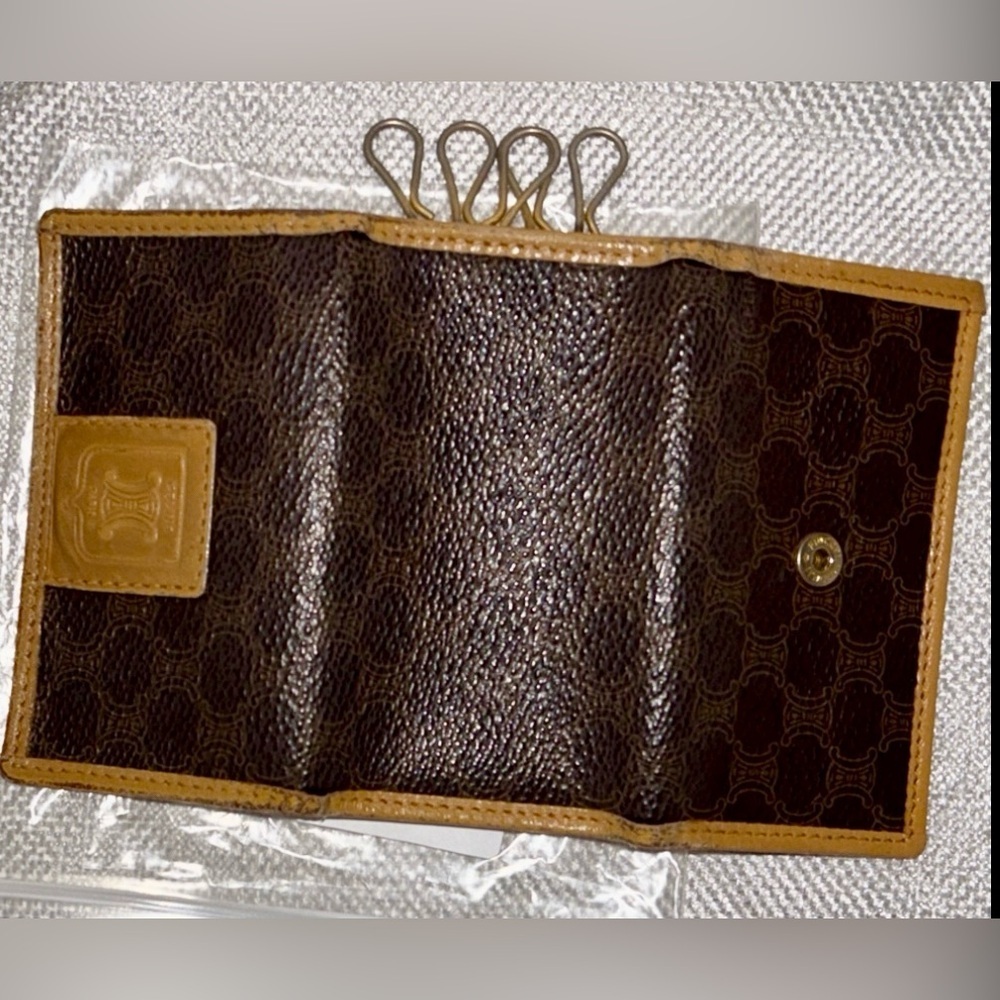 🔑🗝️Celine Macadam Gold Plated Keyring Card Holder Wallet🗝️🔑 - Picture 5 of 14